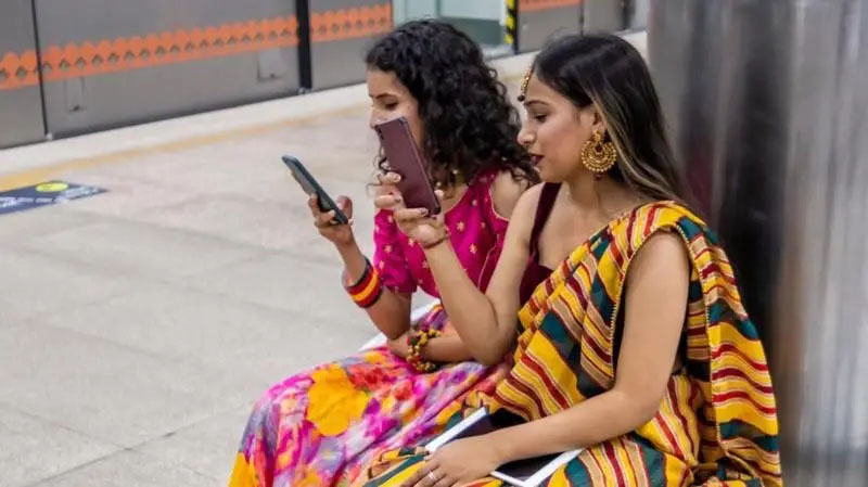ग्राहक वारंवार मोबाईल फोन का बदलत आहेत?