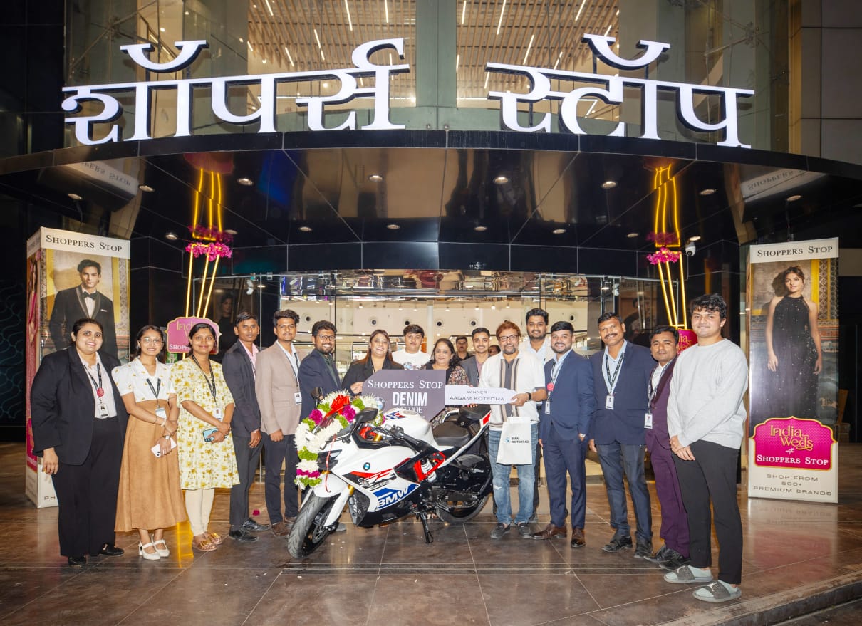 शॉपर्स स्टॉप ने डेनिम डिकोड अभियान के विजेता को BMW 310RR भेंट कर सम्मानित किया
